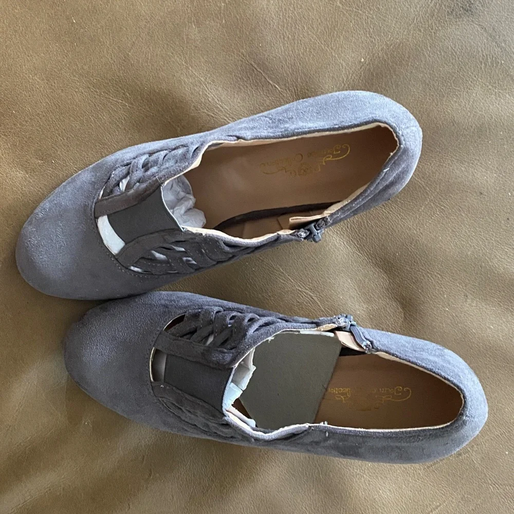 Journee Collection Gray shoes. Size 6. Suede - Picture 4 of 4
